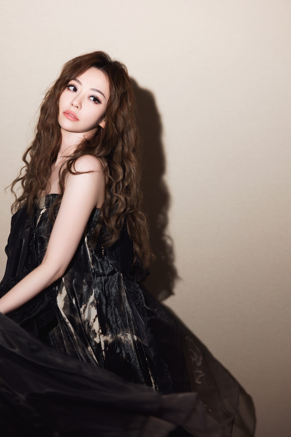 张靓颖在裙摆褶皱里谱写流动的音律 如画卷般徐徐铺开