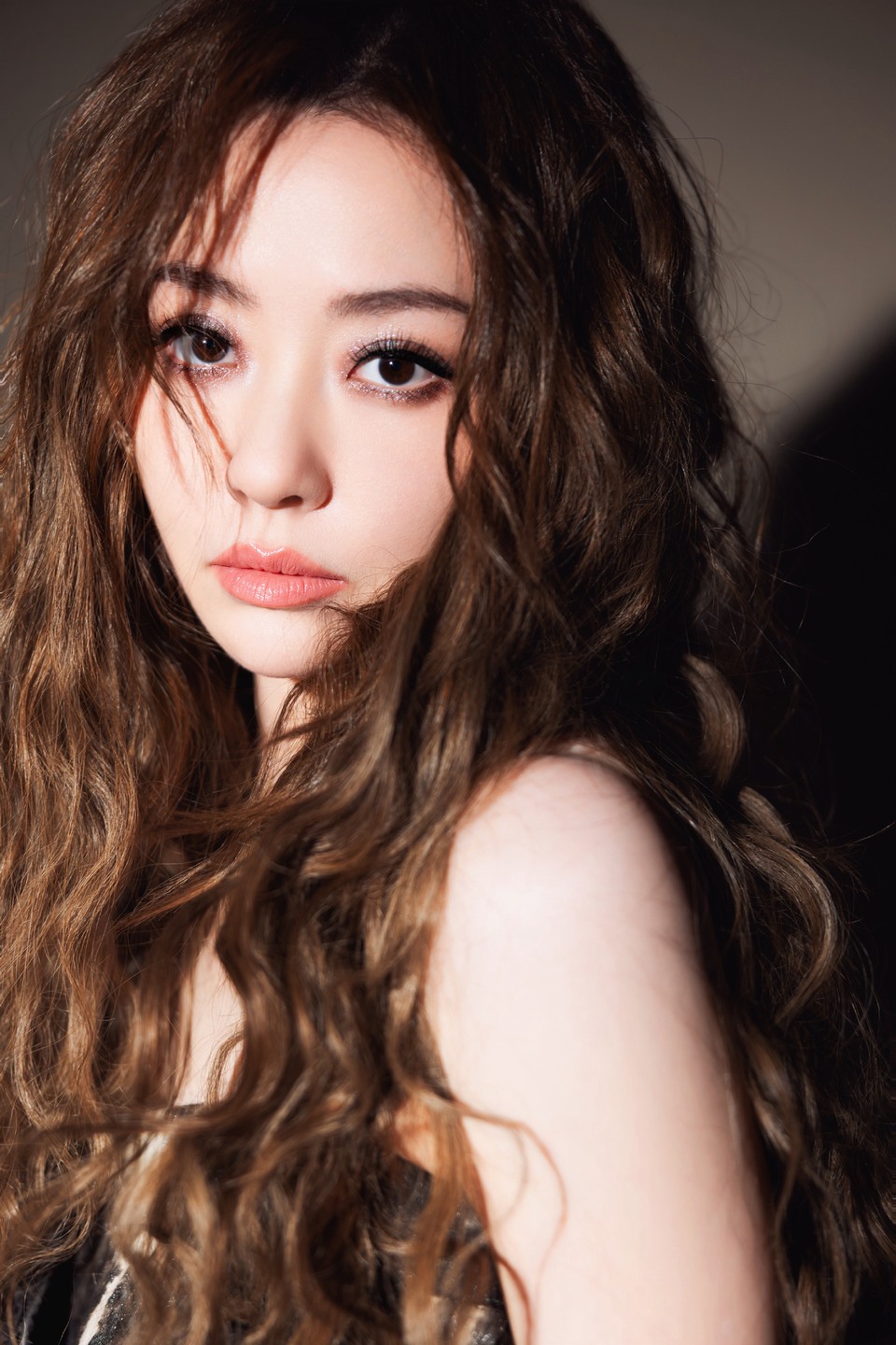 张靓颖在裙摆褶皱里谱写流动的音律 如画卷般徐徐铺开