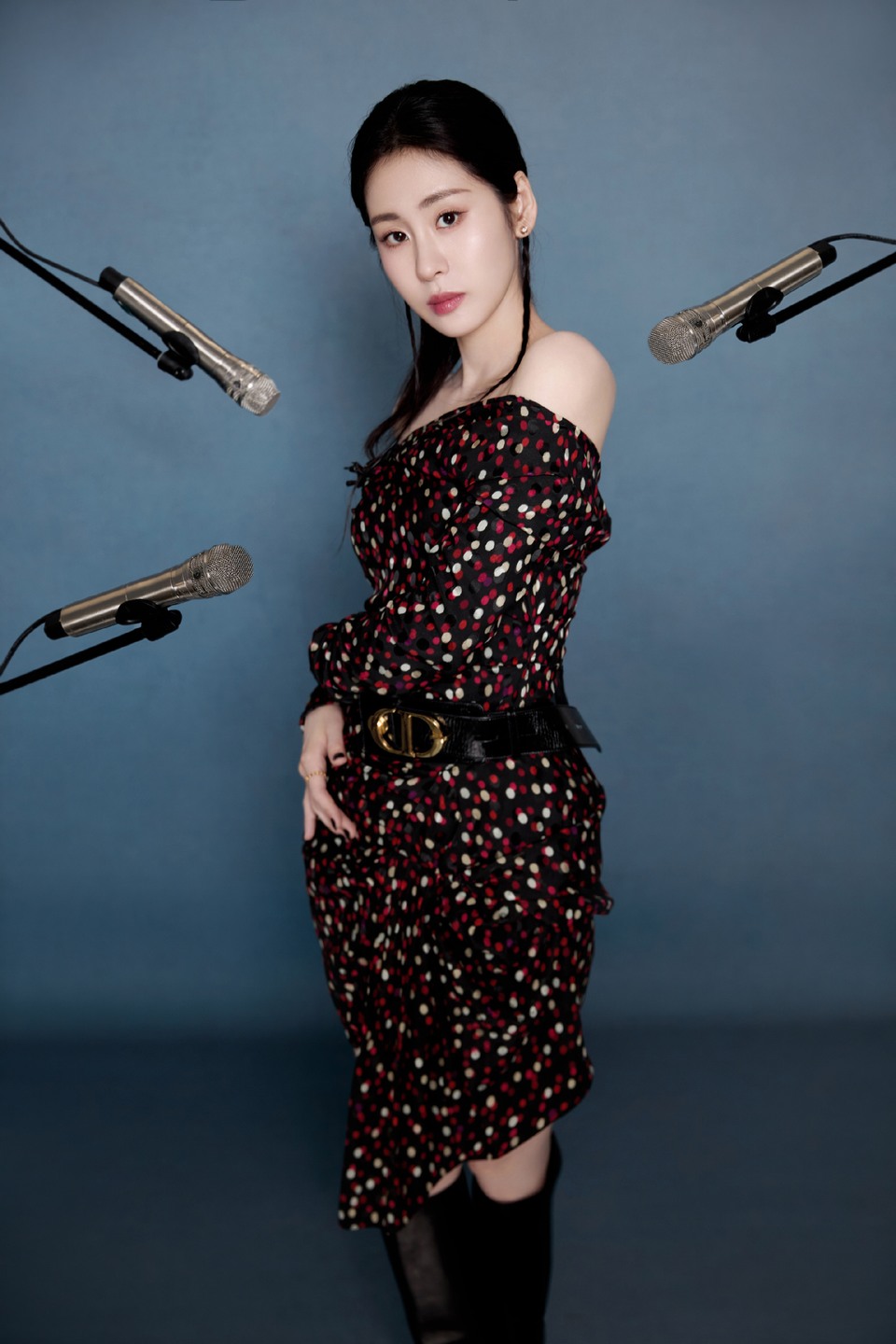 张碧晨身披繁星如光束汇聚 梦想的音符在光影间跳跃