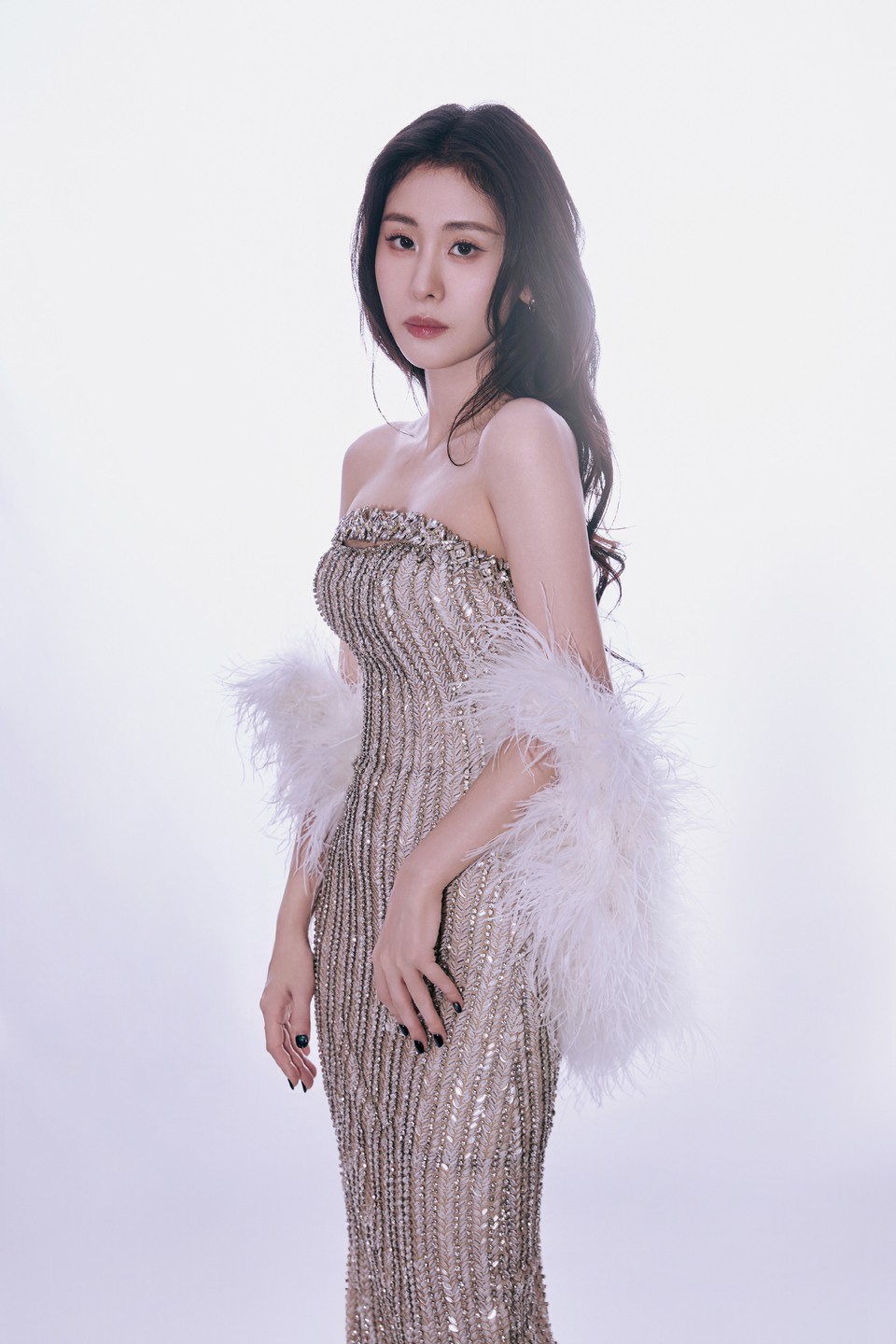 张碧晨岁月醇厚滋养繁花之境 经纬织就时间的质感