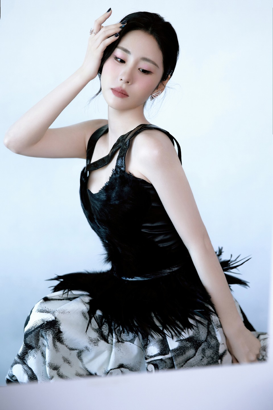 张碧晨暮色降临迭演黑白想象 风格无界率真而洒脱