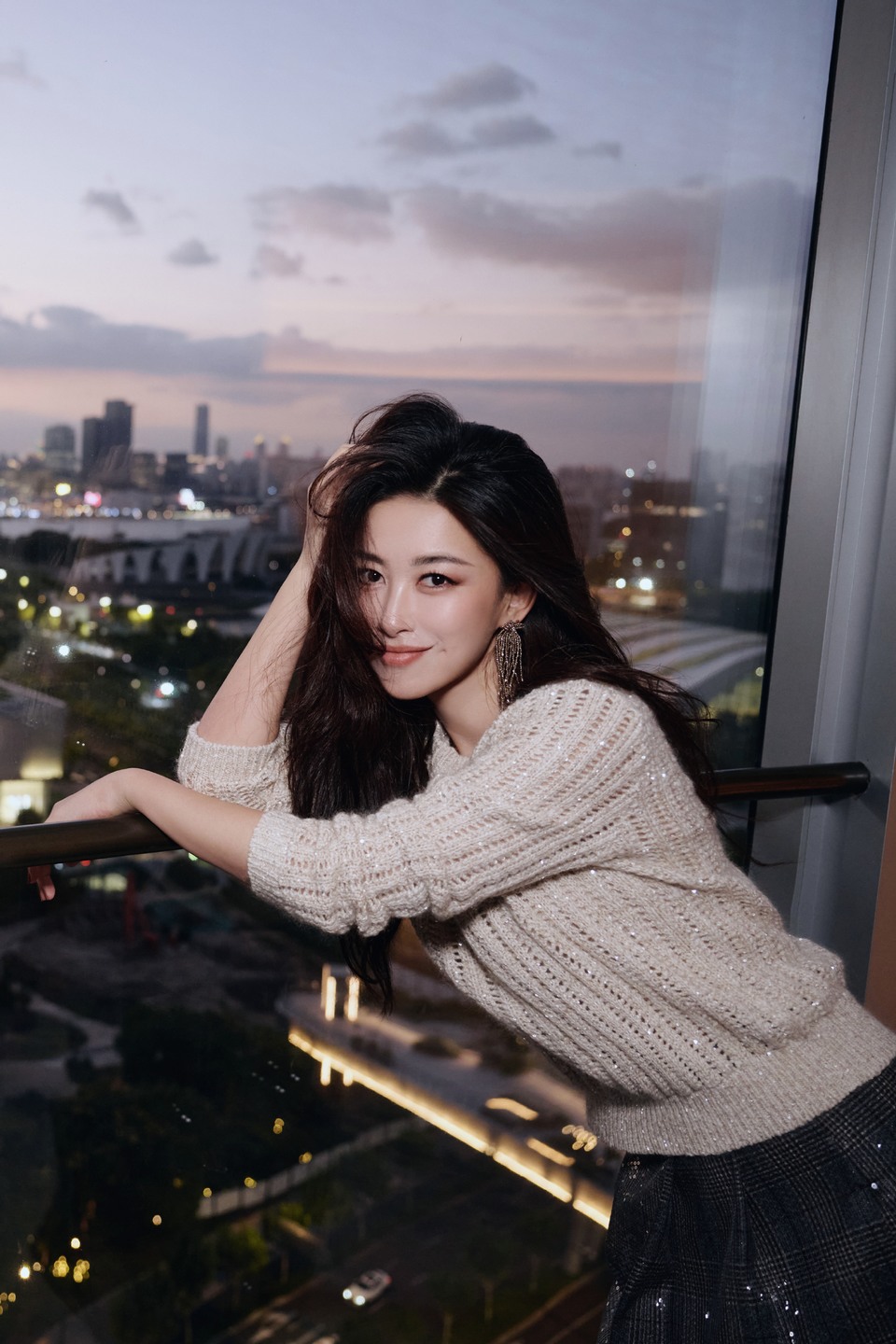 朱珠从白昼未尽时分 让流动的光彩回应浪漫夜色