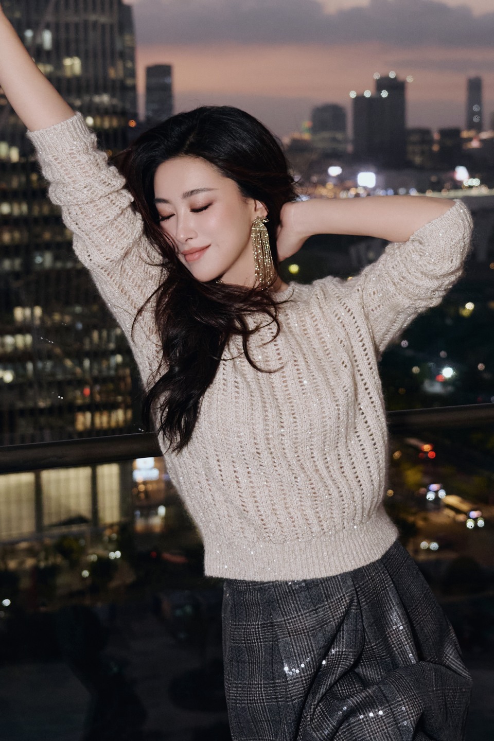 朱珠从白昼未尽时分 让流动的光彩回应浪漫夜色