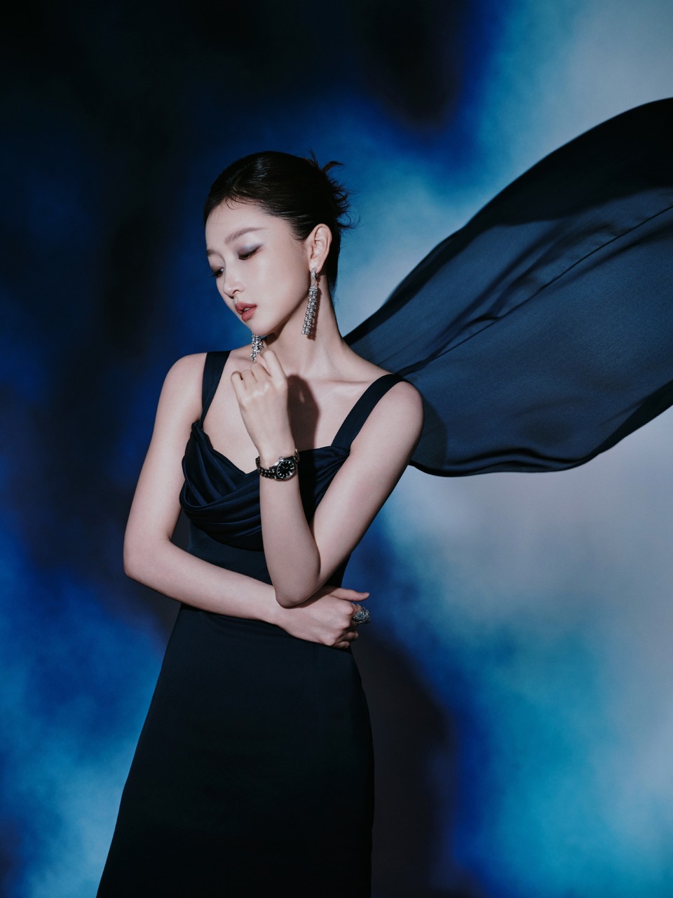 周冬雨帧影映叙和光同尘 怀热忱初心与光影拥抱