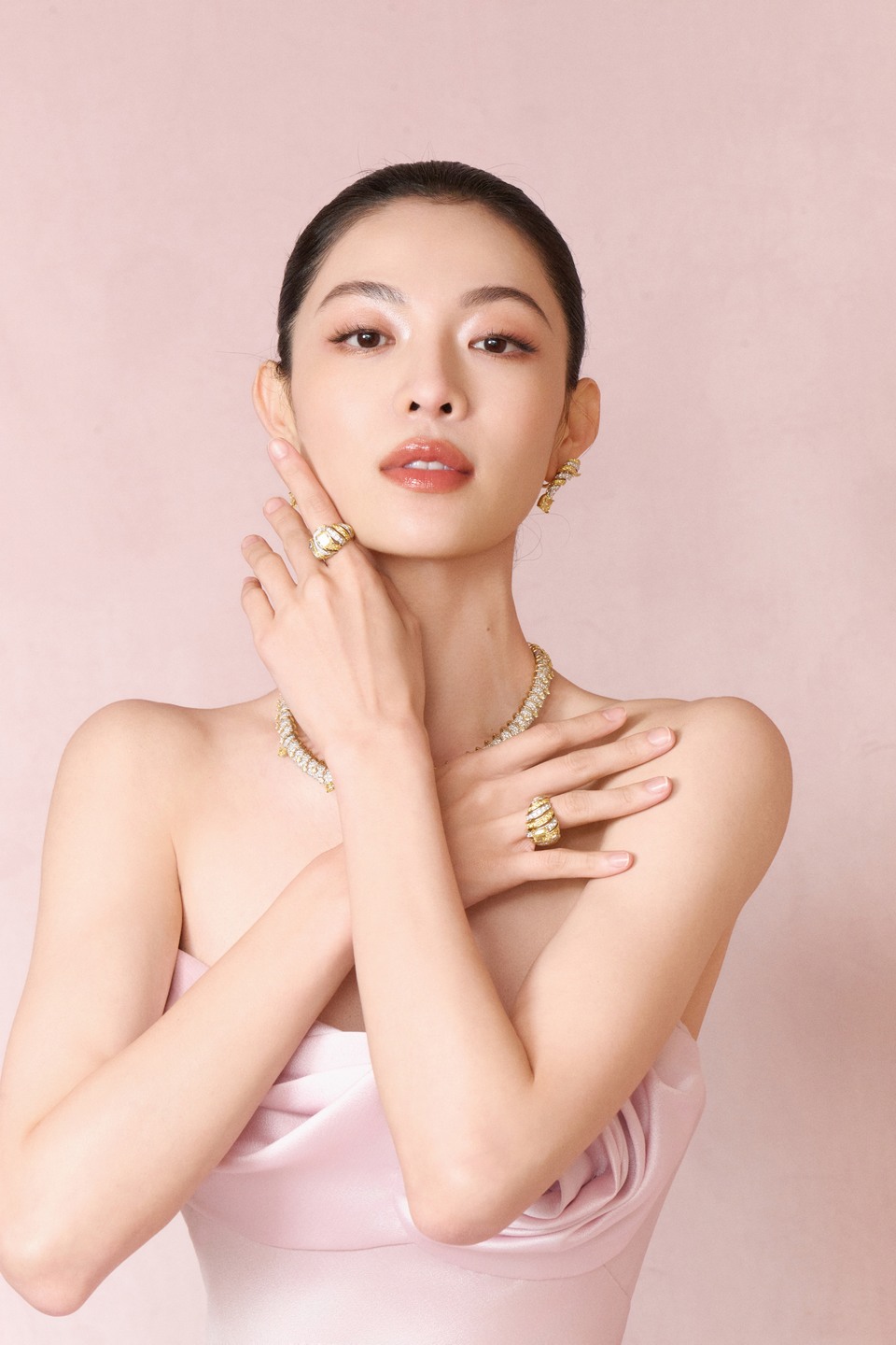 钟楚曦绮丽粲然勾勒灵动 循斑斓美意绽熠熠新姿