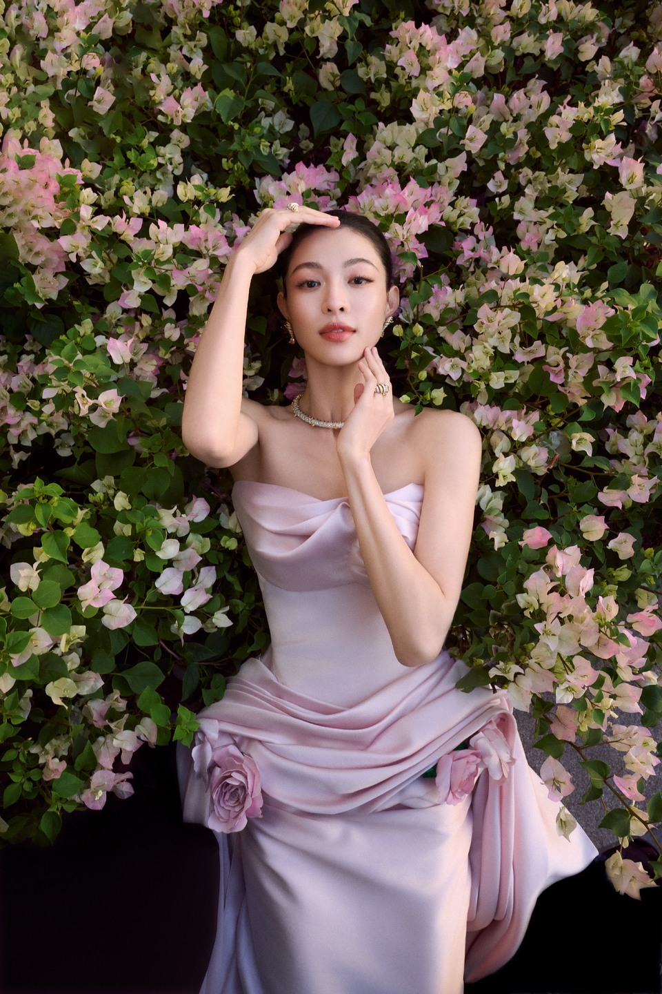 钟楚曦绮丽粲然勾勒灵动 循斑斓美意绽熠熠新姿