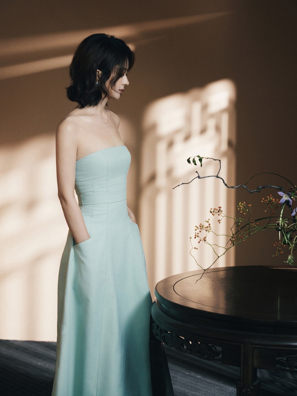 赵丽颖花影婆娑水色澹澹 撷水之色摹风之韵