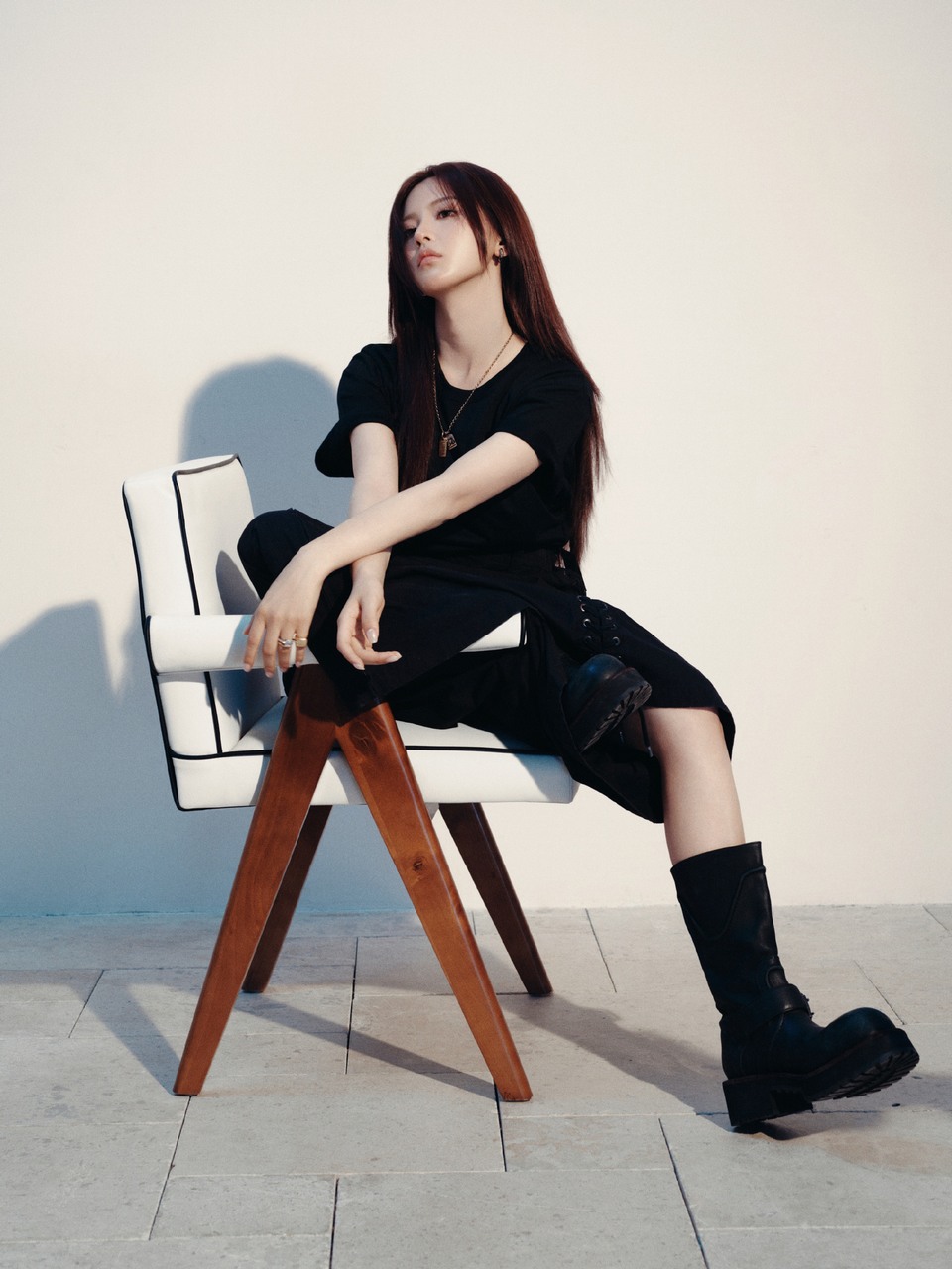 杨超越姿态松弛美美自拍 盛放自由的灵魂