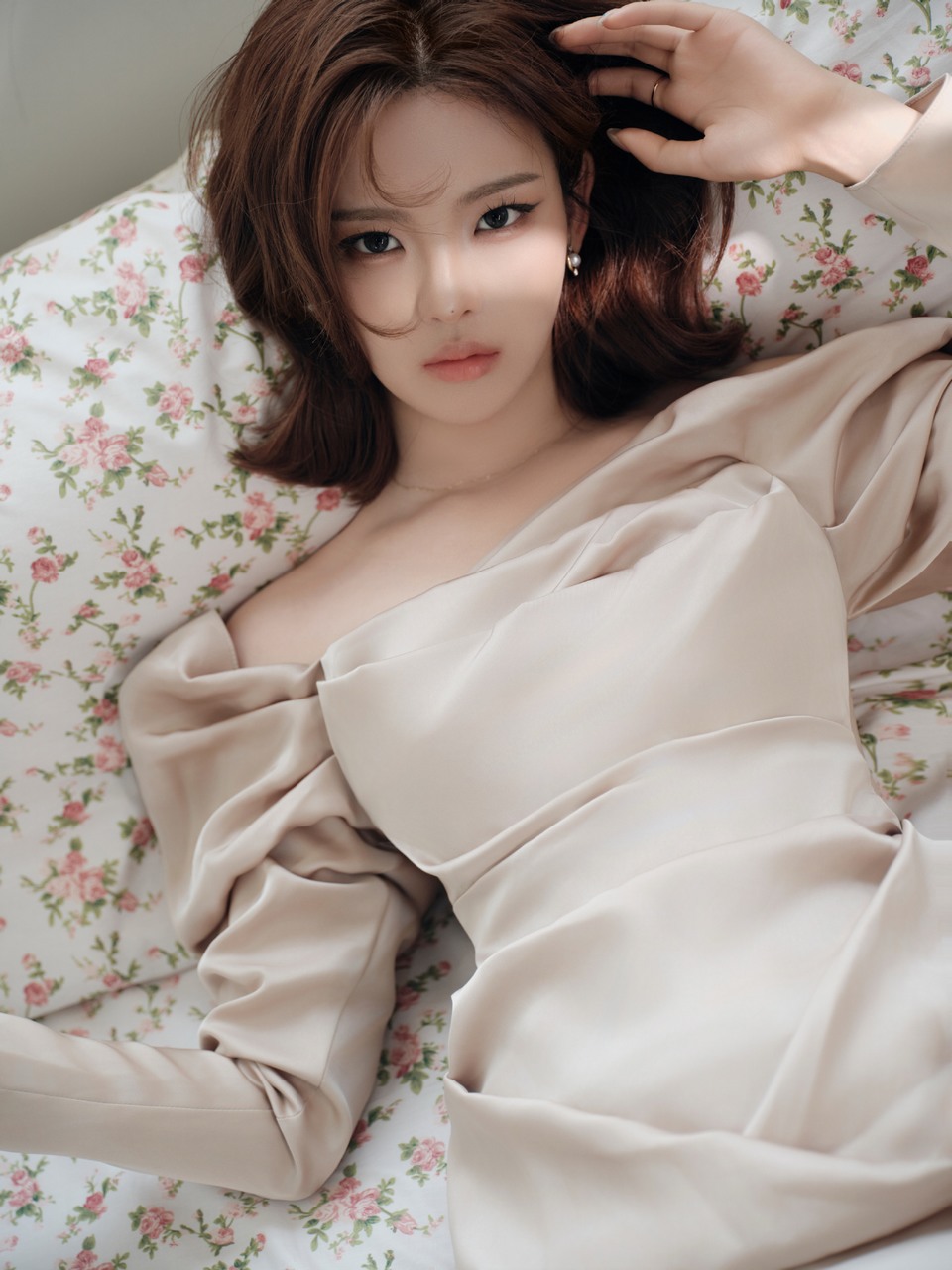 杨超越光晕缱绻描摹慵懒轮廓 岁月氤氲落下温柔印记