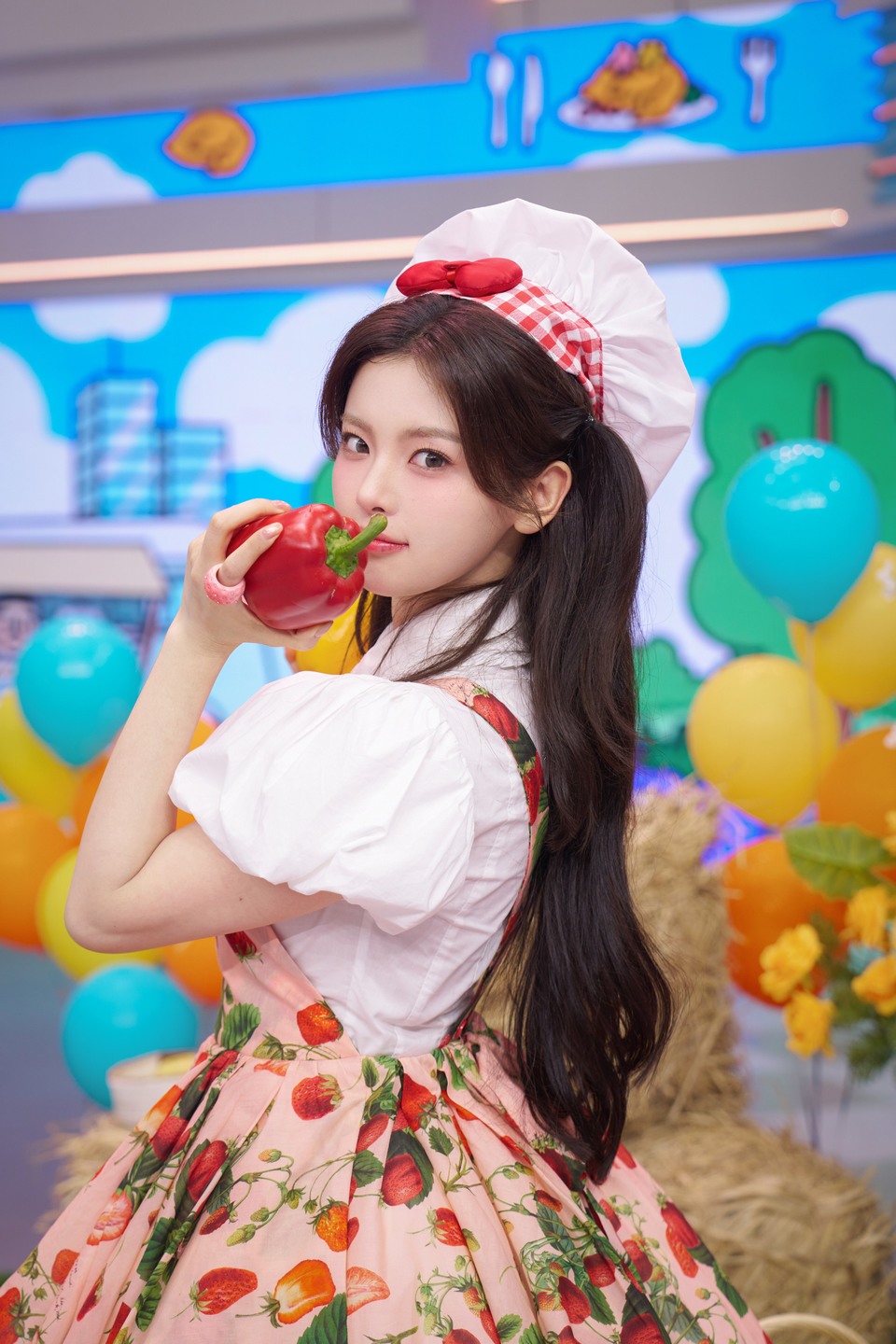 杨超越化作甜心厨娘 挥舞魔法锅铲将幸福拌入美味