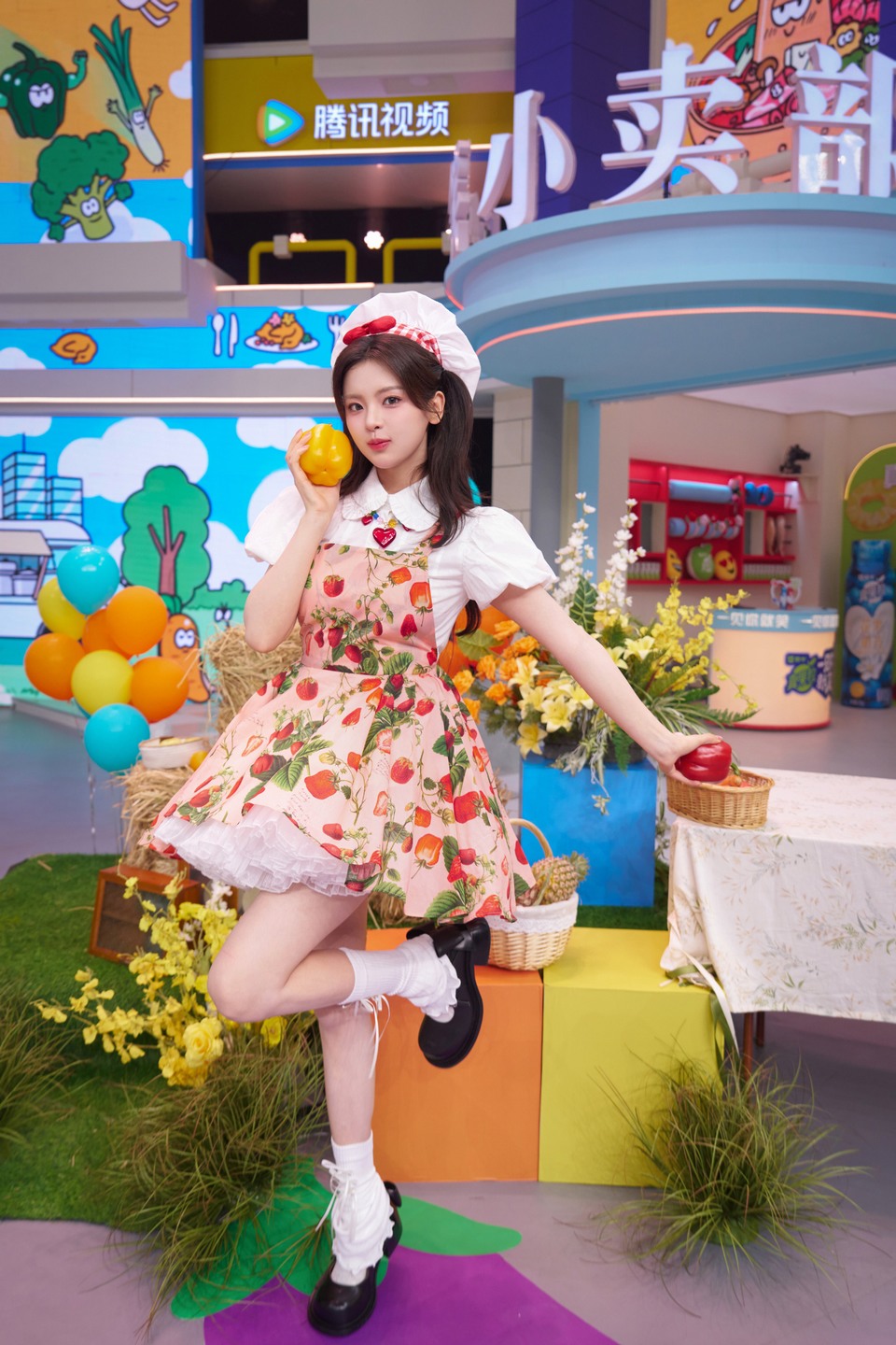 杨超越化作甜心厨娘 挥舞魔法锅铲将幸福拌入美味