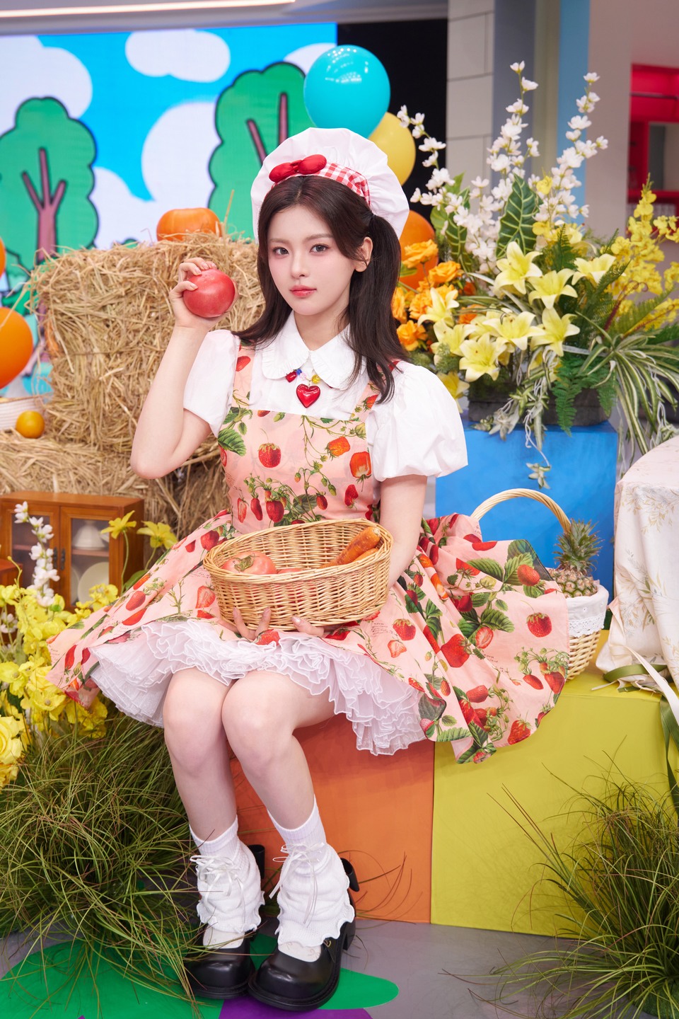杨超越化作甜心厨娘 挥舞魔法锅铲将幸福拌入美味