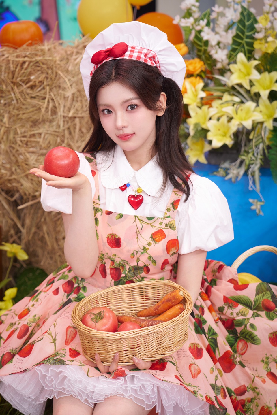 杨超越化作甜心厨娘 挥舞魔法锅铲将幸福拌入美味