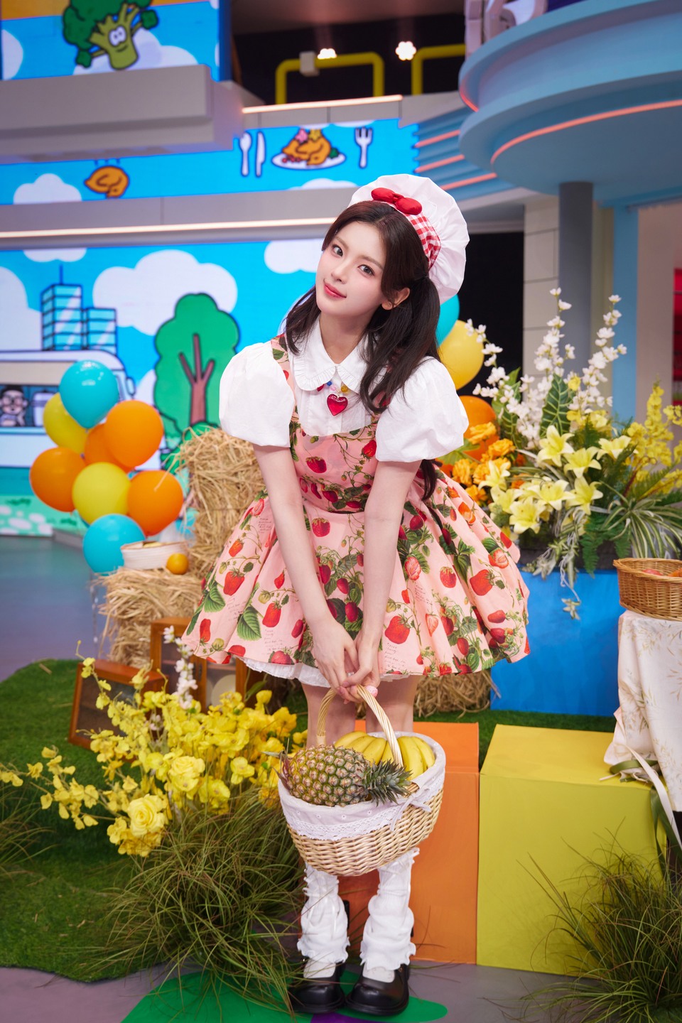 杨超越化作甜心厨娘 挥舞魔法锅铲将幸福拌入美味