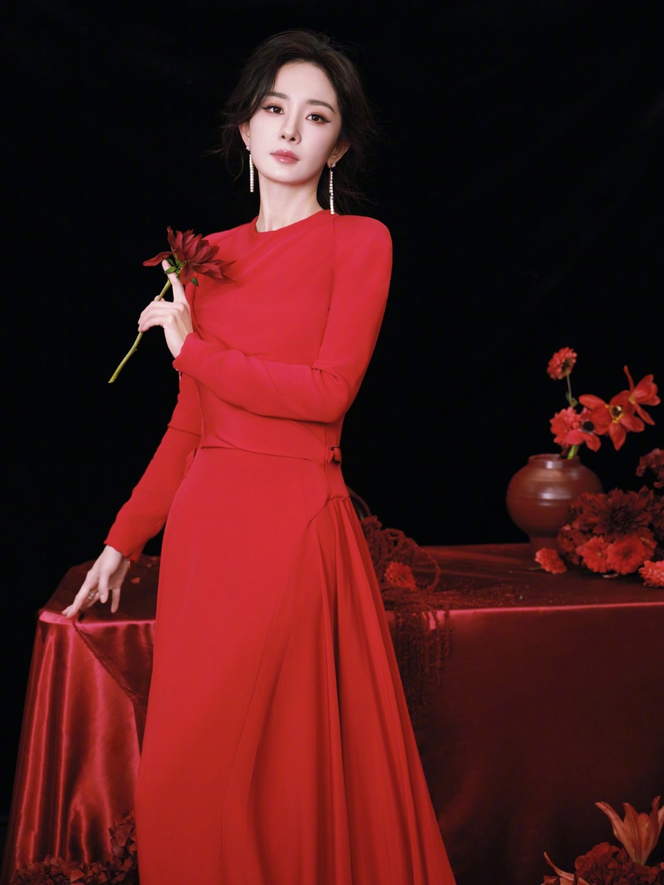 杨幂花影倚肩低语暗涌 唯有那一抹红在生长漫溢
