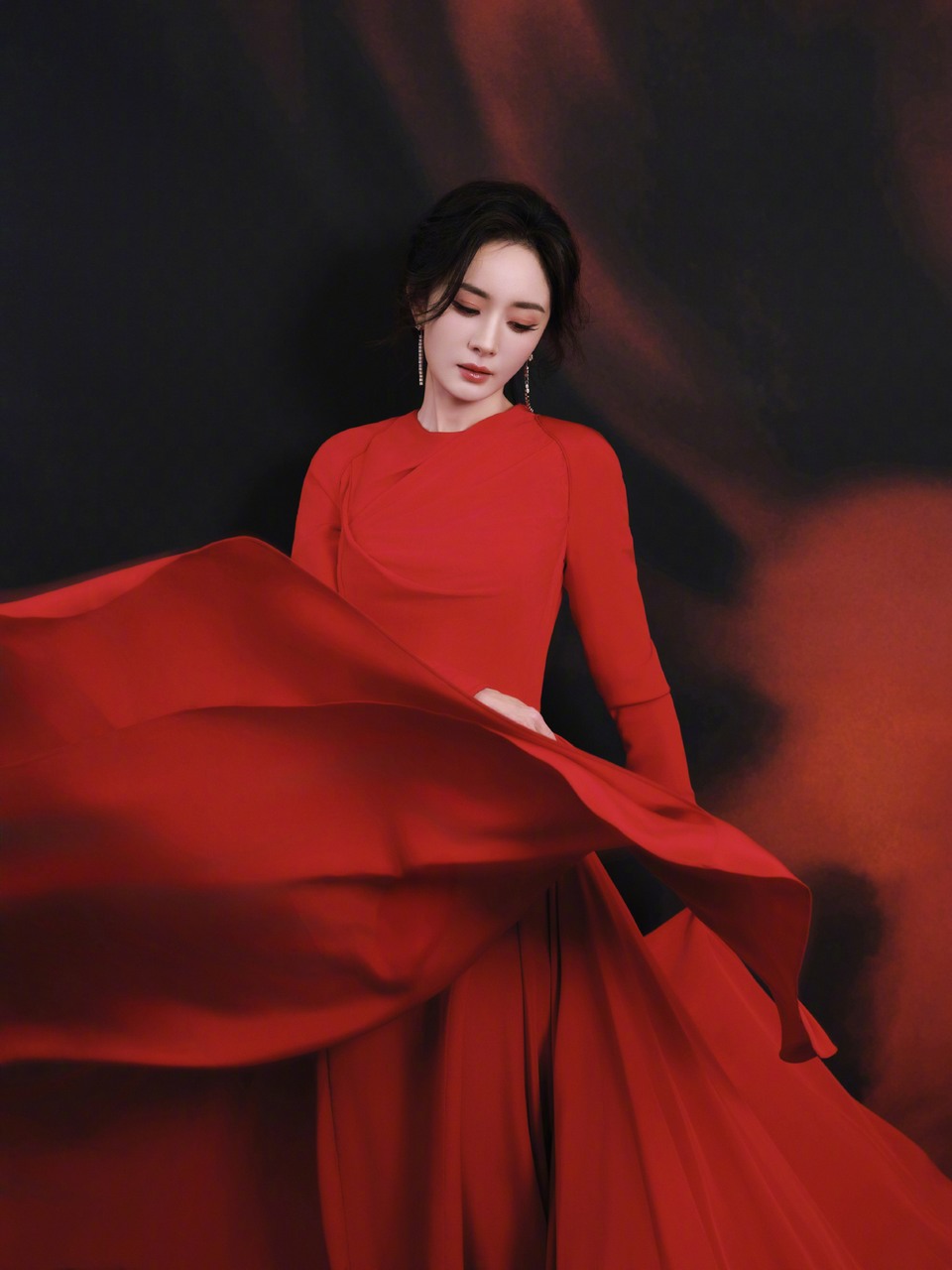 杨幂花影倚肩低语暗涌 唯有那一抹红在生长漫溢