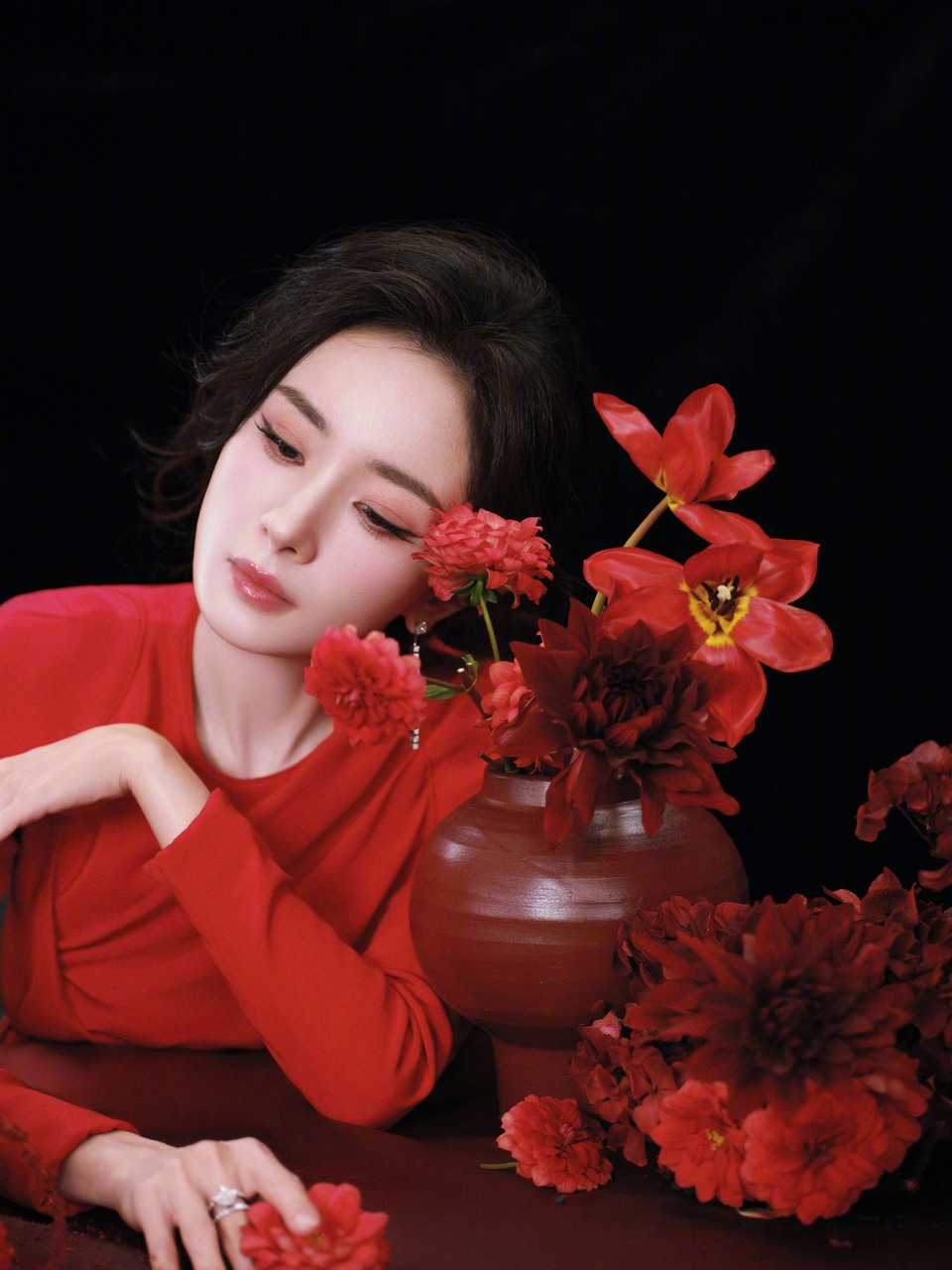 杨幂花影倚肩低语暗涌 唯有那一抹红在生长漫溢