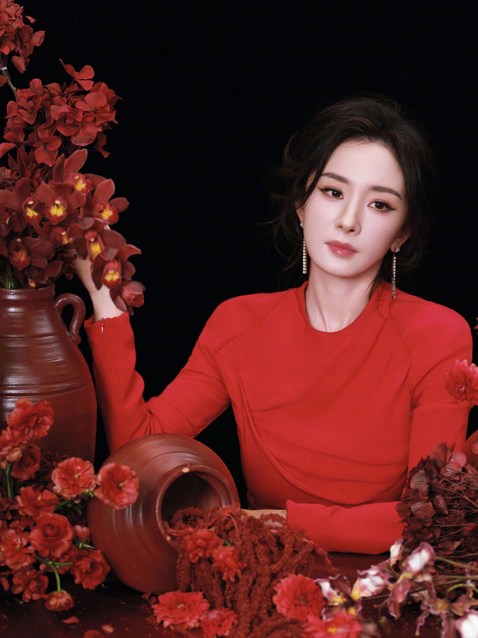 杨幂花影倚肩低语暗涌 唯有那一抹红在生长漫溢