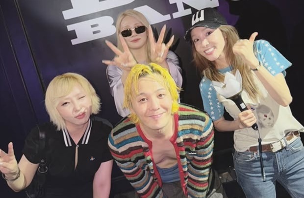 CL与GD领衔,二代团2NE1和BIGBANG后台罕见同框,粉丝泪目