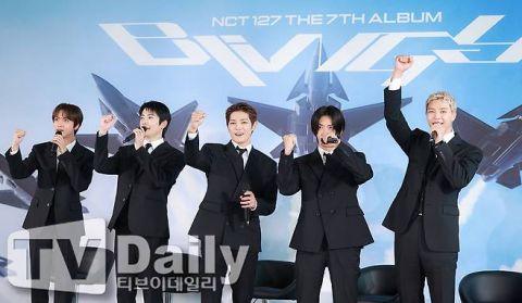 NCT 127五人组黑西装亮相记者会,震撼回归引期待 第2张 NCT 127五人组黑西装亮相记者会,震撼回归引期待 第2张
