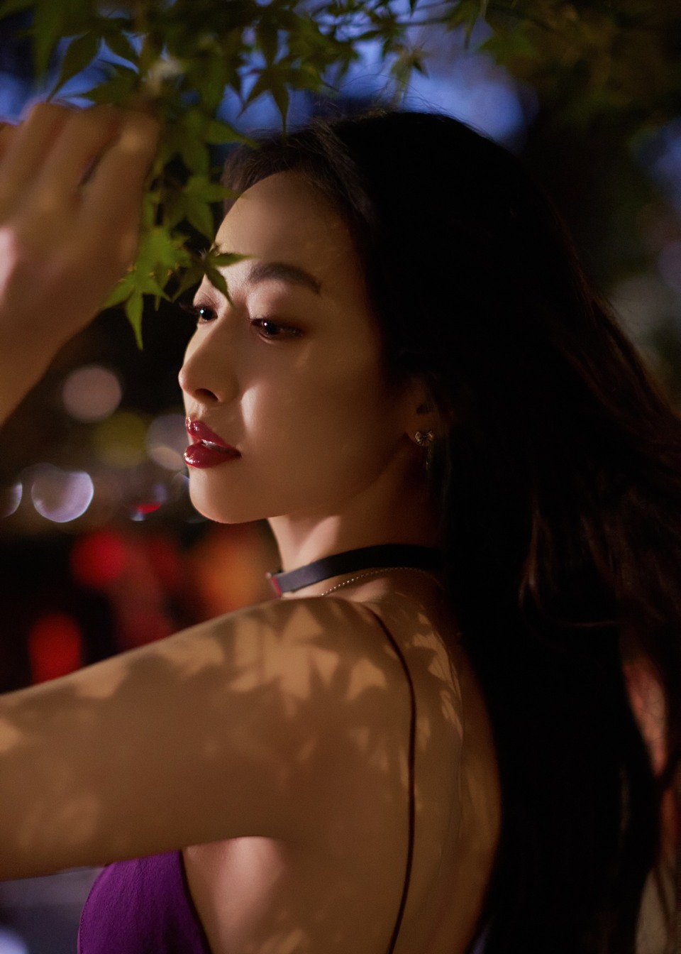宋茜暮色花影间裙摆轻晃 将灵动温柔裹进满眼绿意  第9张