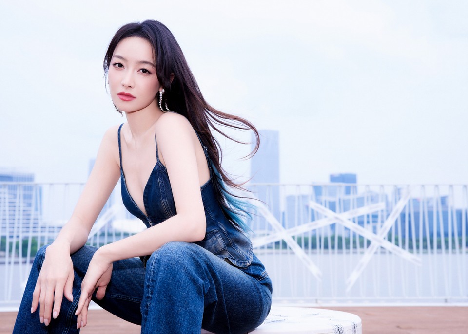 宋茜牛仔率性乘风 墨意萦绕发稍迸发不羁能量场  第6张