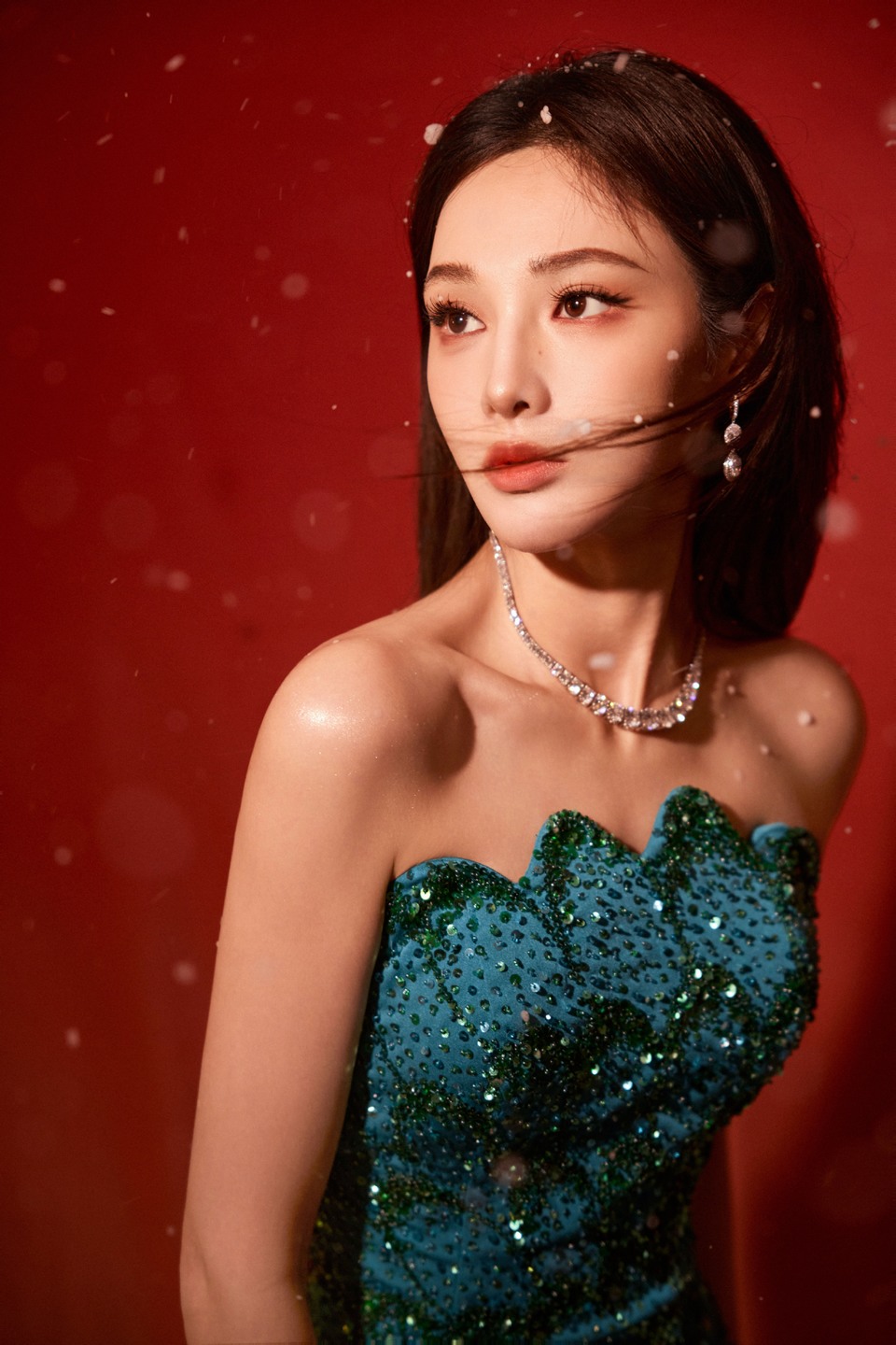 彭小苒暮雪初临 身披一袭孔雀秘境踏夜而来
