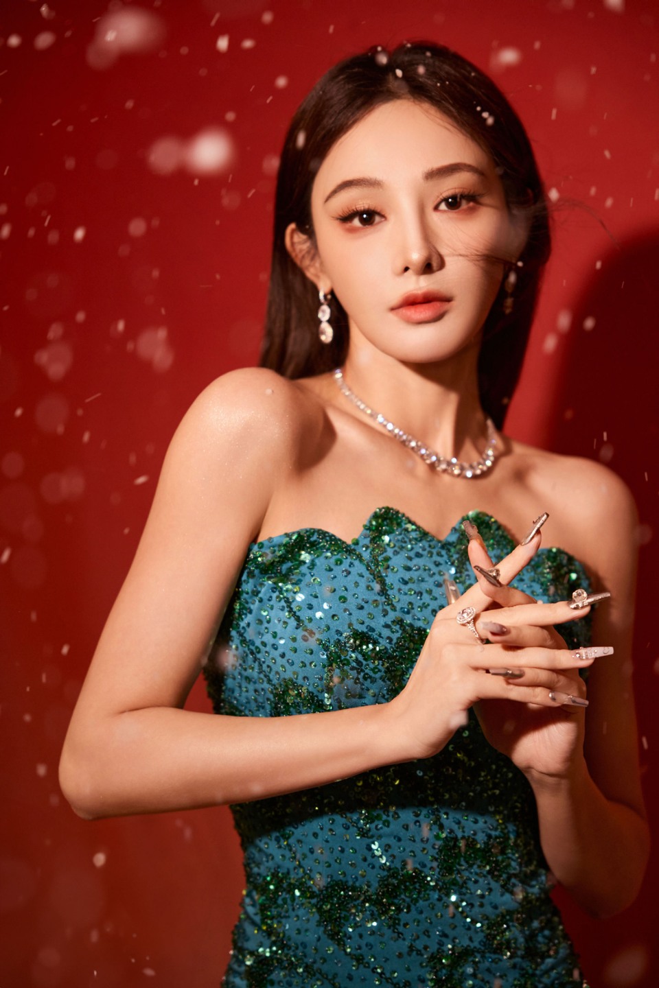 彭小苒暮雪初临 身披一袭孔雀秘境踏夜而来