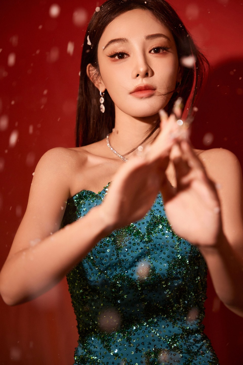 彭小苒暮雪初临 身披一袭孔雀秘境踏夜而来  第8张