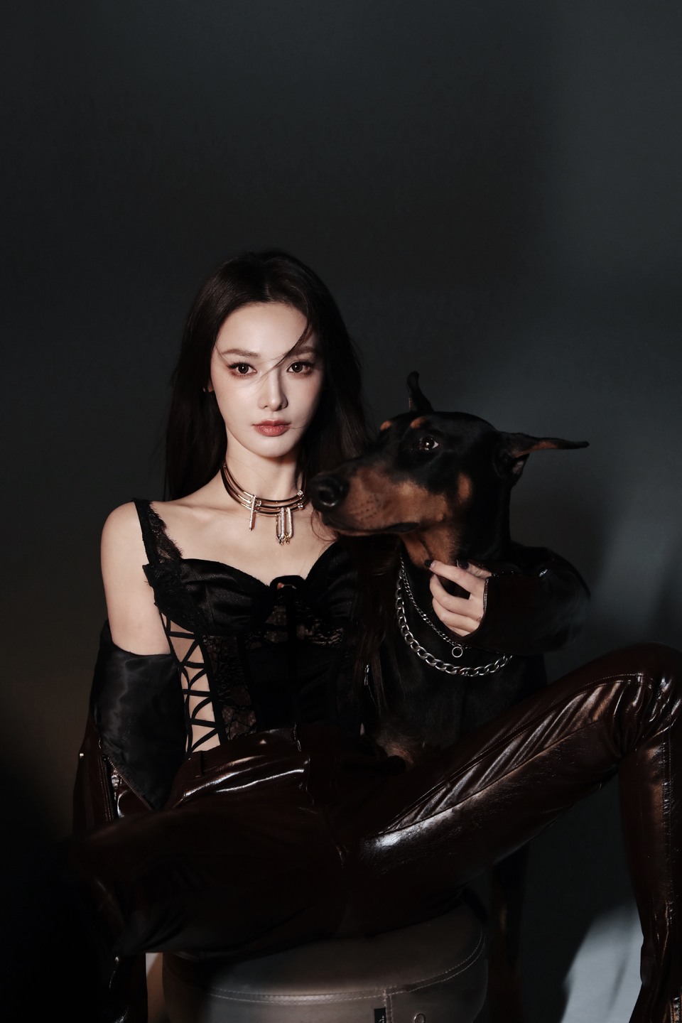 彭小苒野性猎场犬影衬锋 每一瞬满是冷飒张力