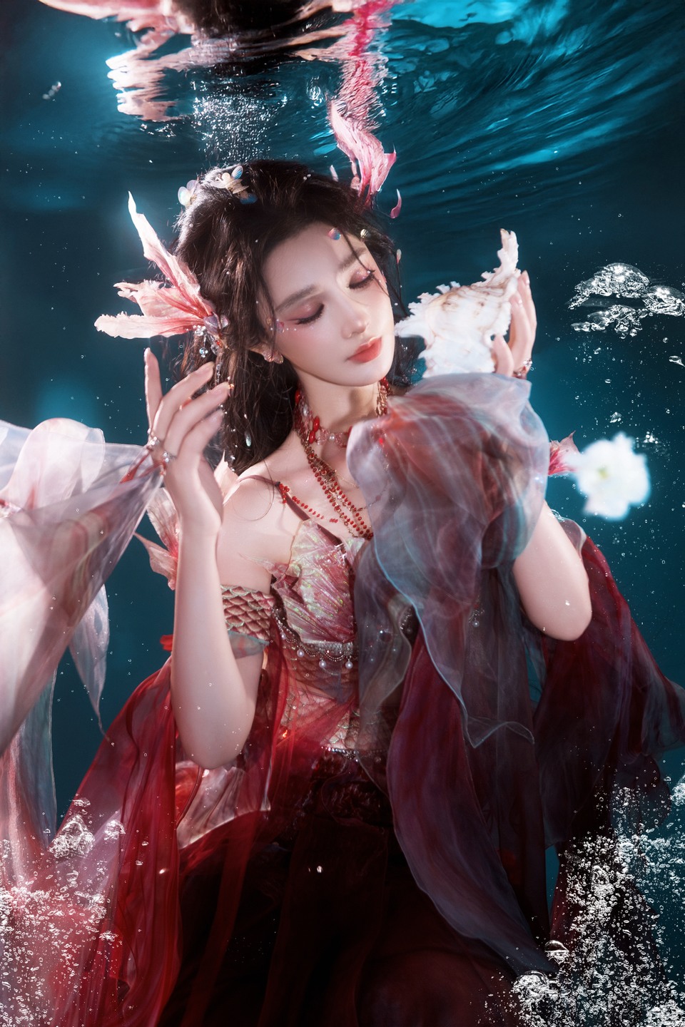 彭小苒红纱轻游摇曳一弯醉乡珠梦 晖映万转鳞螺绮光  第7张