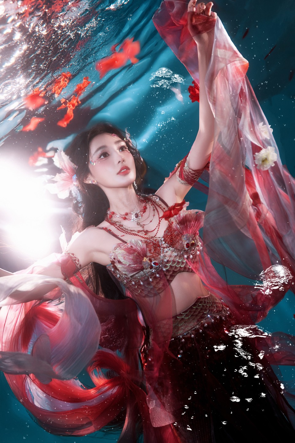 彭小苒红纱轻游摇曳一弯醉乡珠梦 晖映万转鳞螺绮光  第1张
