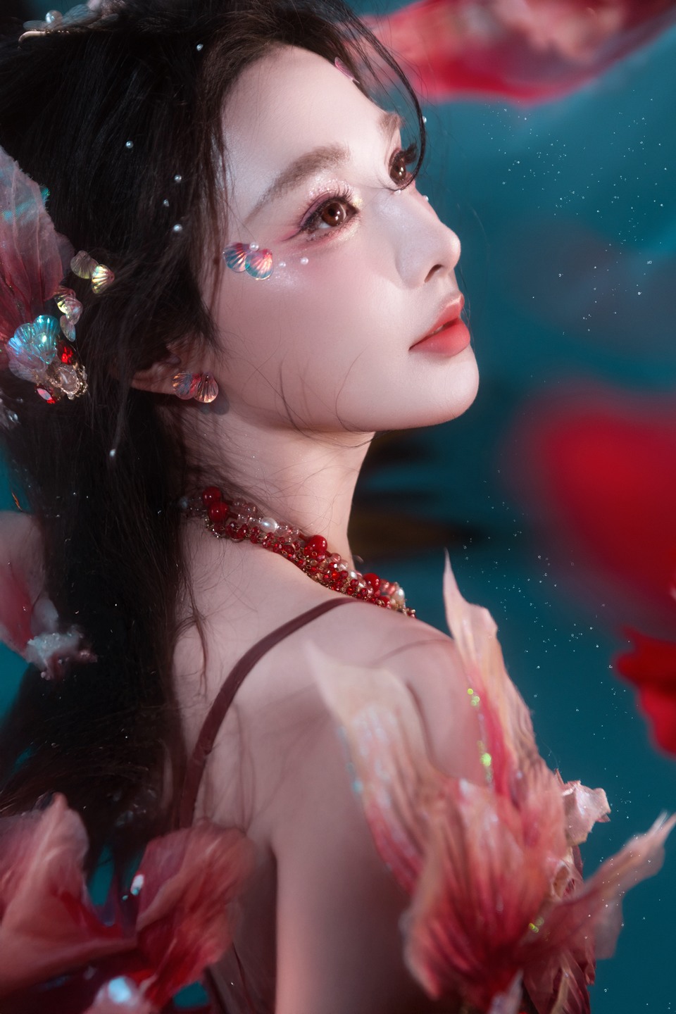 彭小苒红纱轻游摇曳一弯醉乡珠梦 晖映万转鳞螺绮光  第2张