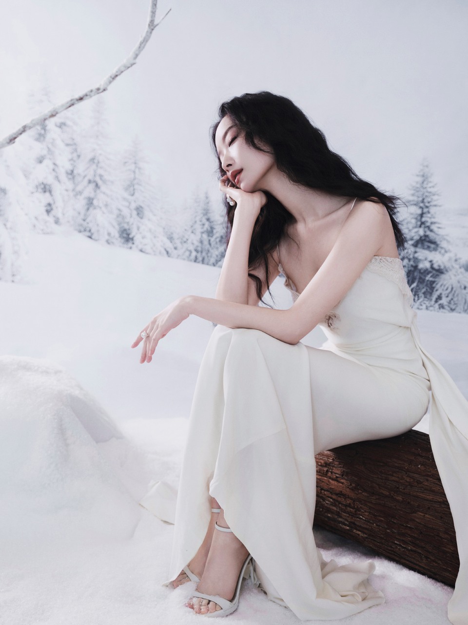 倪妮冰雪为幕白裙为裳 清冷雪色裹挟优雅  第9张