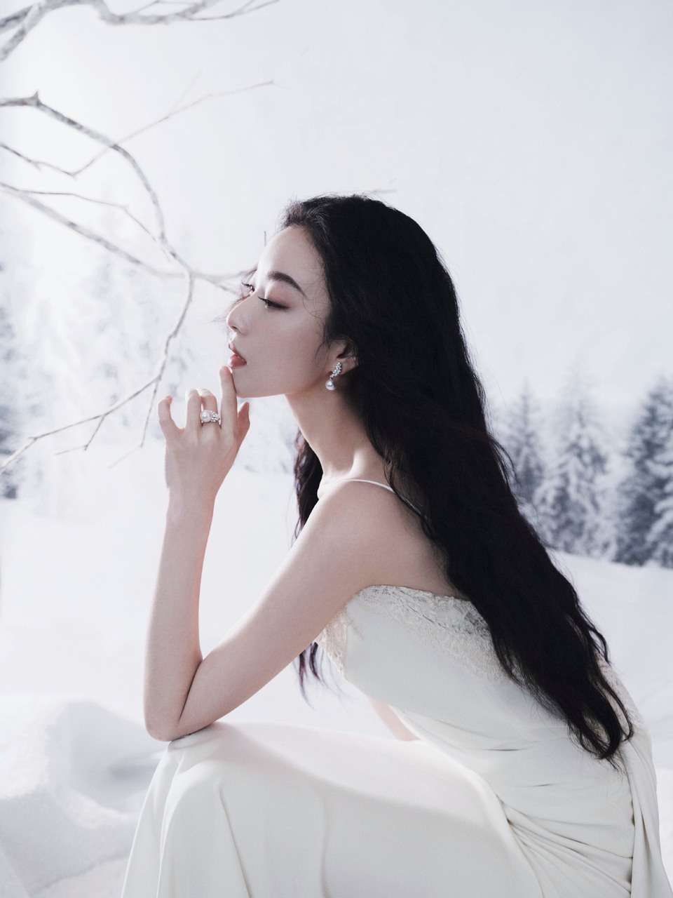 倪妮冰雪为幕白裙为裳 清冷雪色裹挟优雅  第5张