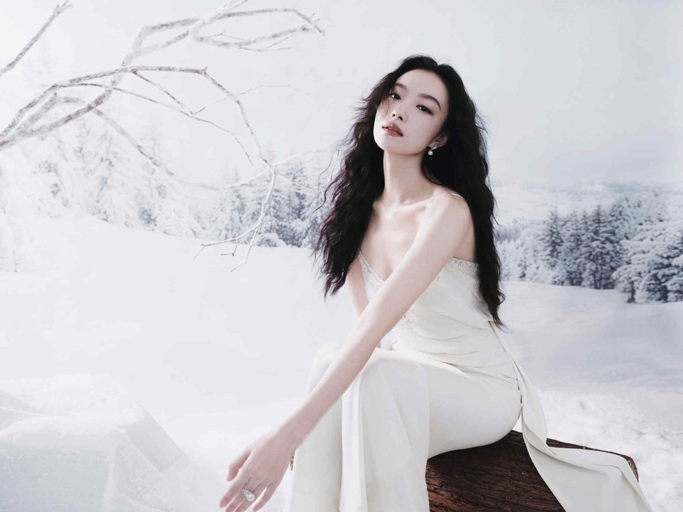 倪妮冰雪为幕白裙为裳 清冷雪色裹挟优雅  第8张