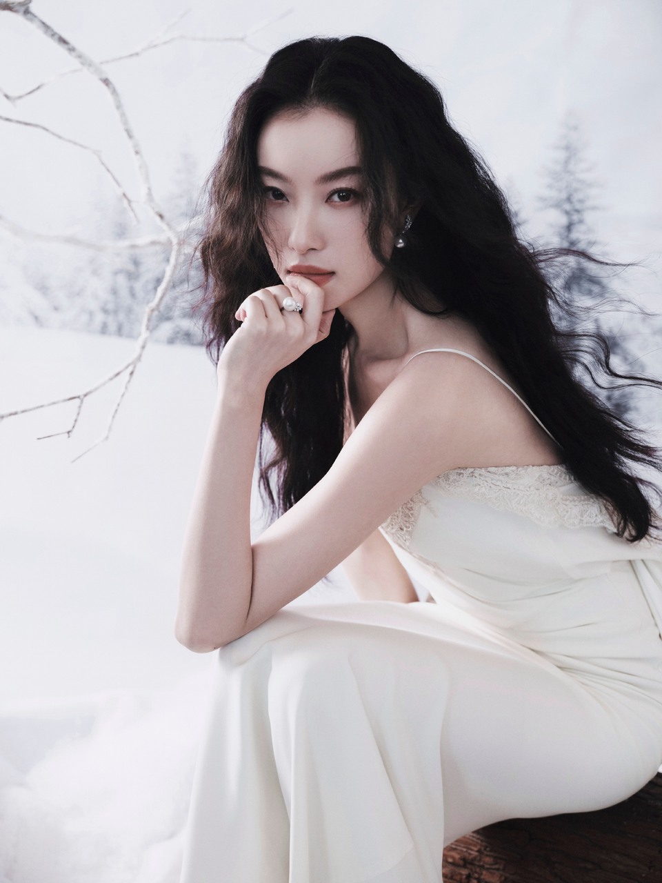 倪妮冰雪为幕白裙为裳 清冷雪色裹挟优雅  第7张