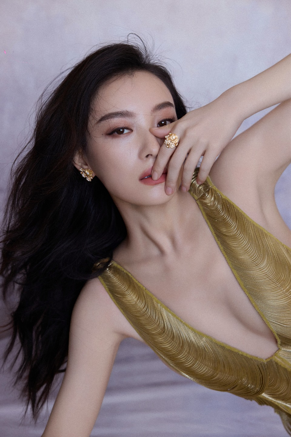 倪妮层叠交织的线条 绘制出超越空间的金色浪潮  第11张