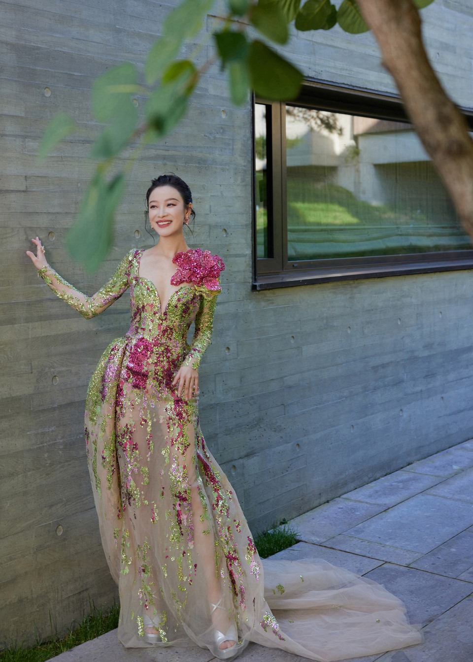 倪妮指尖生花眉梢侍情 芬芳馥郁的香气层层绽放
