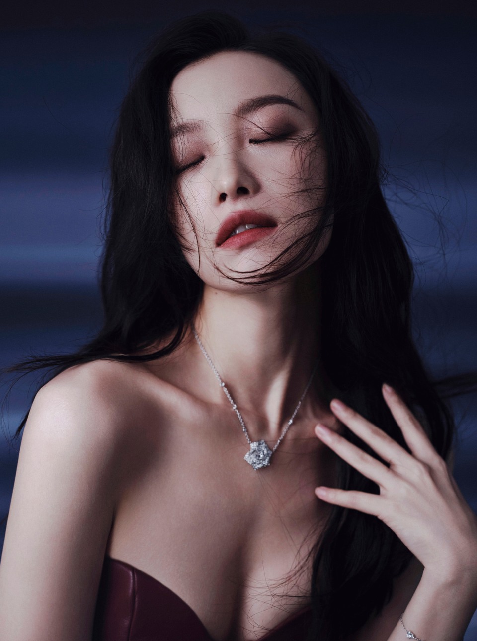 倪妮红裙裹身盛放光芒 复古和明艳揉进光影的焦点  第4张
