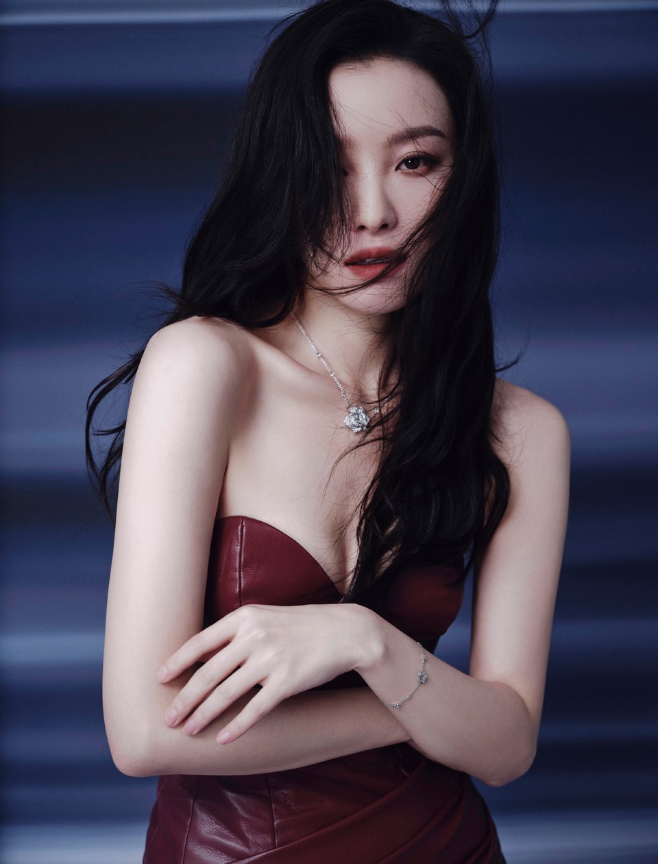 倪妮红裙裹身盛放光芒 复古和明艳揉进光影的焦点  第6张