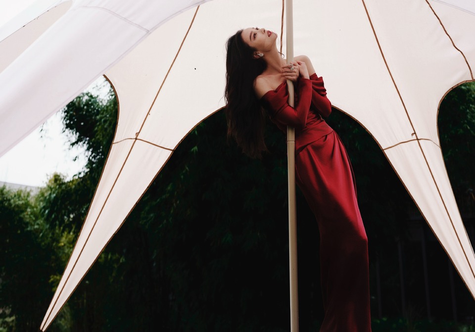 倪妮细雨朦胧光芒辉映 让美从心底自在生长  第9张