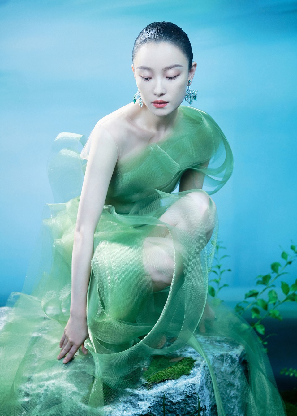 倪妮绿野仙踪倩影半掩面 雾影朦胧中花香更清晰  第6张