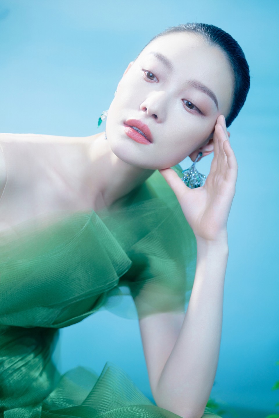 倪妮绿野仙踪倩影半掩面 雾影朦胧中花香更清晰  第9张