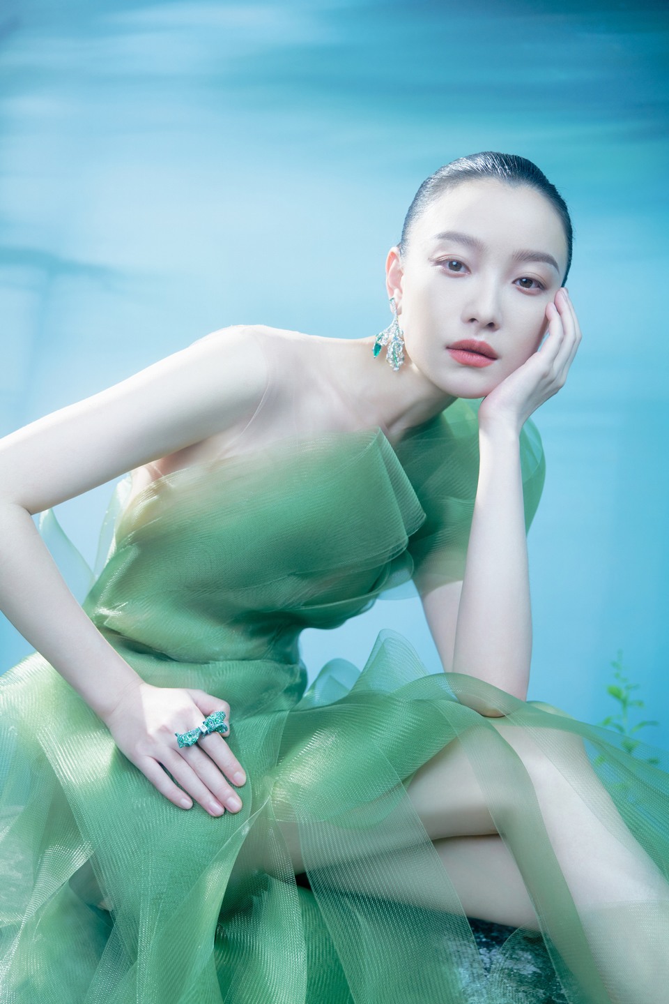 倪妮绿野仙踪倩影半掩面 雾影朦胧中花香更清晰  第4张