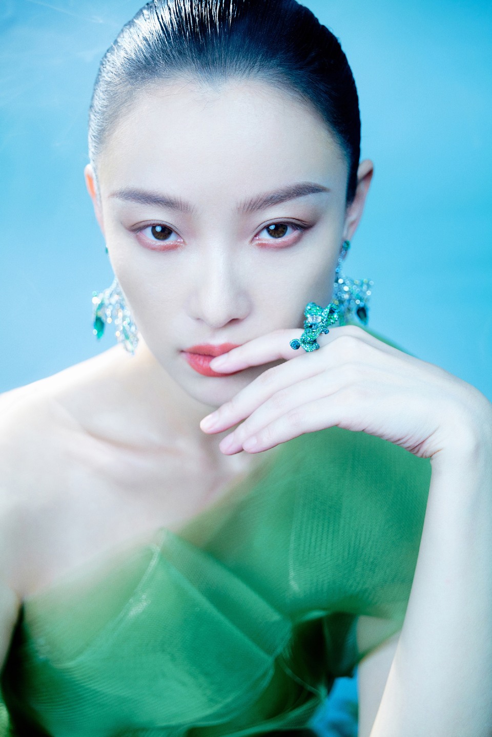 倪妮绿野仙踪倩影半掩面 雾影朦胧中花香更清晰  第8张