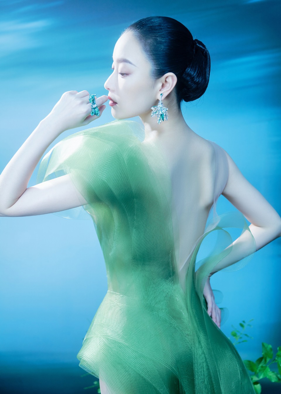 倪妮绿野仙踪倩影半掩面 雾影朦胧中花香更清晰  第7张