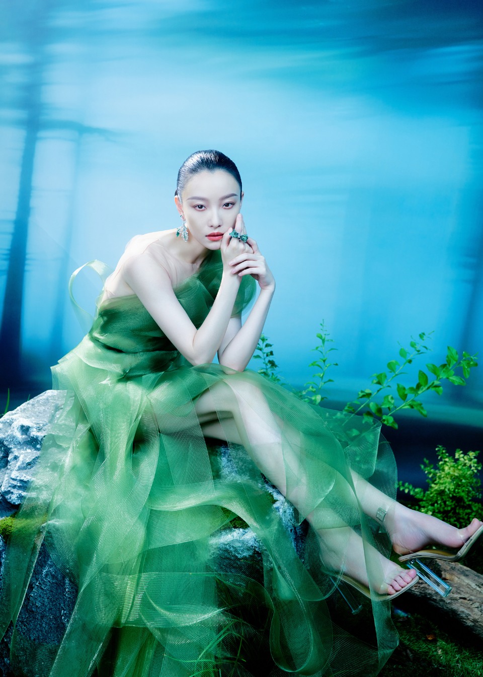 倪妮绿野仙踪倩影半掩面 雾影朦胧中花香更清晰  第2张