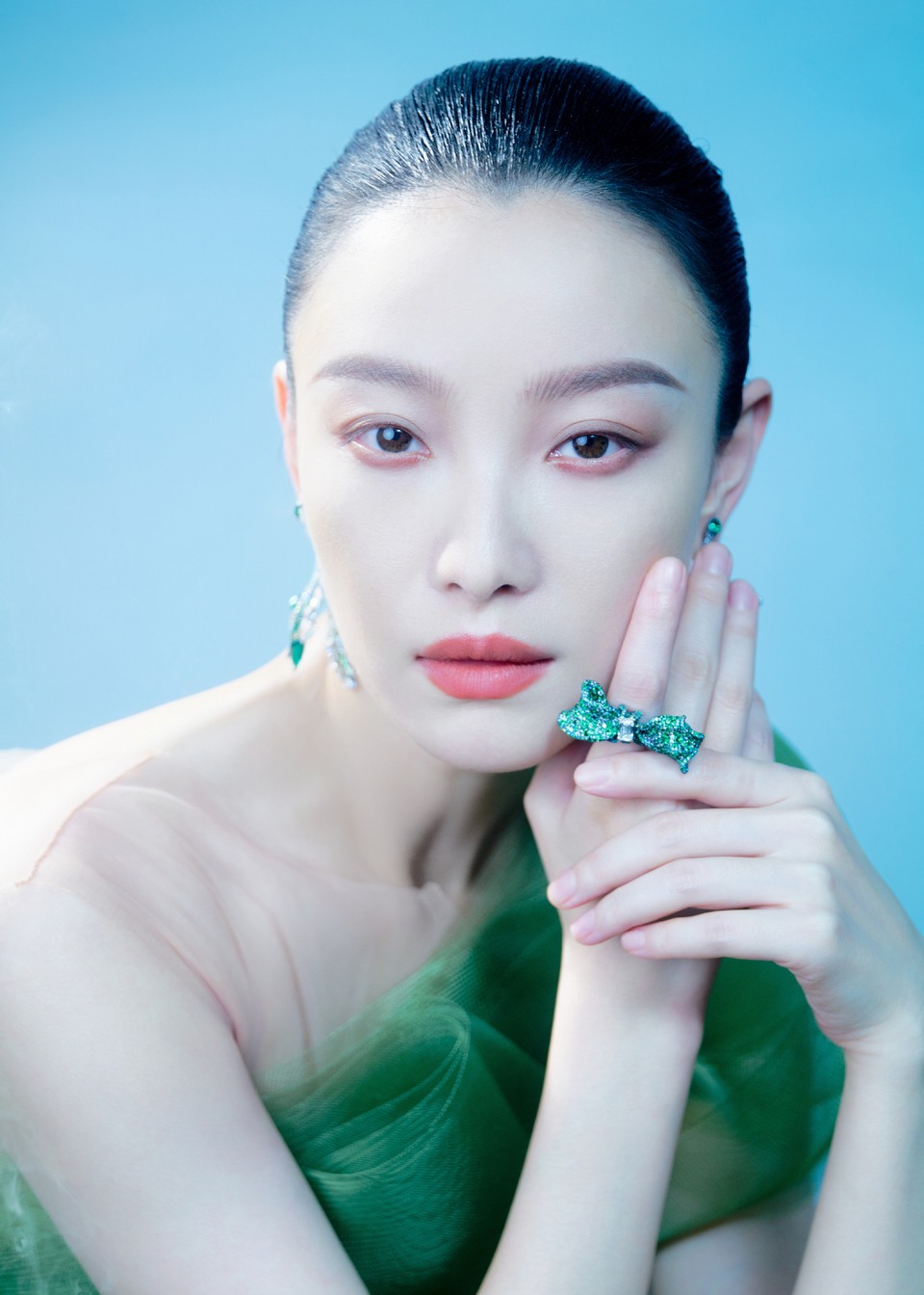 倪妮绿野仙踪倩影半掩面 雾影朦胧中花香更清晰  第10张