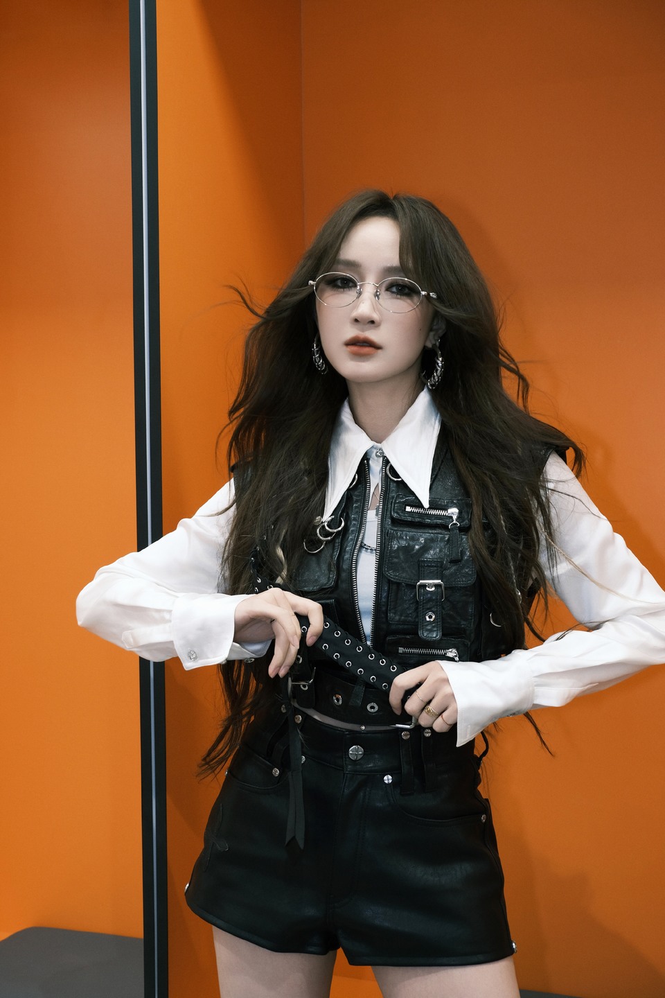 孟佳戴上银丝边眼镜 谁的办公室可以坐拥这样的Baby  第9张